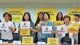 為了支持挺身而出的性騷、性侵事件控訴人，不受誹謗、妨害名譽等法律訴訟威脅與二度傷害，婦團結合全律會，去年組成超過40名律師的後援團，並公布「控訴人後援專線」（02）8911-5595。（翻攝婦女新知基金會臉書）