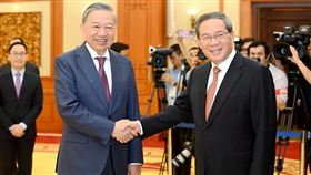 蘇林會晤到訪越南的李強越共總書記、越南國家主席蘇林（左）12日晚間在越共中央總部會見到訪的中國國務院總理李強，並提議針對海上問題能積極採取有效的方法與措施以更好地管控和解決分歧。（越南外交部組織採訪團提供）中央社記者陳家倫胡志明市傳真  113年10月13日