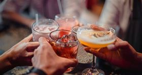 印尼一名18歲女子喝下陌生人給予的酒後，瞬間口吐白沫倒地不起。（示意圖／翻攝自unsplash）

