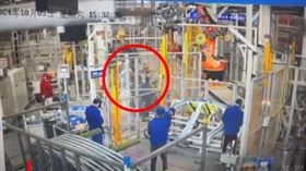 電動車廠傳意外！機器人「失控」爆頭1死（圖／翻攝Ｘ）