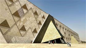 大埃及博物館正門大埃及博物館正門呈金字塔三角形、門上寫滿古埃及象形文字，兩側墻上也布滿金字塔三角形圖案。中央社記者施婉清開羅攝 113年10月13日