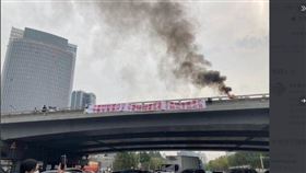 去年中共20大開幕前夕，來自黑龍江齊齊哈爾的彭立發在北京市四通橋掛反習布條，隨後被警方逮捕。圖為澳洲廣播公司駐台北記者Bill Birtels當時在社群媒體轉發照片。（圖取自twitter.com/billbirtles）
