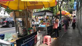 曼谷的街頭攤販曼谷市政府推出新規定研擬加強管理街頭攤販。圖為曼谷席隆區的街頭攤販。中央社記者呂欣憓曼谷攝 113年10月13日