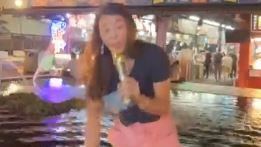 法拉利姐違法進入夜市的水池直播唱歌（圖／翻攝張婷婷臉書）