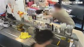 北市陳男到飲料偷3個「Labubu」公仔失風，慘遭店長壓制在地。（圖／翻攝畫面）