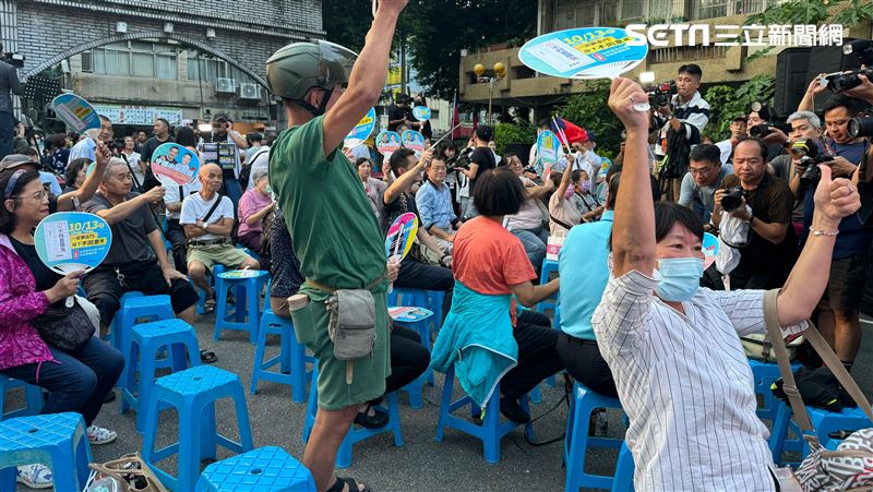 不同意罷免領先1萬票！藍開票現場放鞭炮