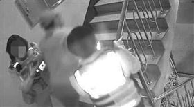 被持刀歹徒嚇跑丟下被害人遭砍　2警解雇(圖/翻攝X)