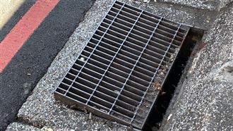 路上咖啡打翻　他「倒水溝」慘吞3600罰單