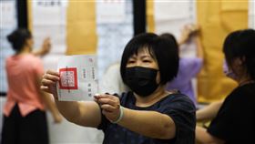 謝國樑罷免案開票（1）基隆市長謝國樑罷免案13日舉行投開票，這是自2020年高雄市長韓國瑜罷免案後，第2次有縣市首長被提起罷免。開票作業4時開始，投開票所計票人員一一唱票、計算票數。中央社記者吳家昇攝 113年10月13日