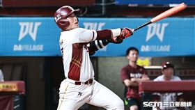 ▲中職35年季後挑戰賽G2，樂天桃猿指定打擊林泓育敲出3分打點二壘安打。（圖／記者劉彥池攝影）