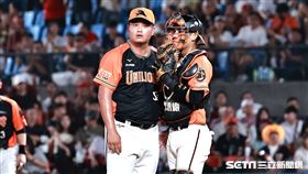 ▲中職35年季後挑戰賽G2，統一獅中繼投手胡智爲失3分退場。（圖／記者劉彥池攝影）