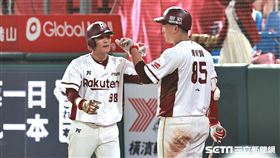 ▲中職35年季後挑戰賽G2，樂天桃猿一壘手林智平敲安送回陳晨威。（圖／記者劉彥池攝影）