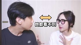 尼克（左）和Ashly（右）透過影片曝光母親白內障的情況。（圖／翻攝自YouTube）