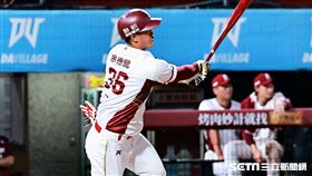 ▲中職35年季後挑戰賽G2，樂天桃猿左外野手余德龍敲出二壘安打。（圖／記者劉彥池攝影）
