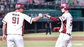 ▲中職35年季後挑戰賽G2，樂天桃猿三壘手林承飛敲出安打。（圖／記者劉彥池攝影）