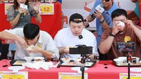 彰化爌肉飯節大胃王比賽12日登場，吸引150人到場挑戰，藝人白雲（前左2）也參賽。（圖/彰化縣政府提供）