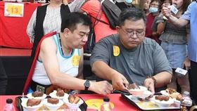 彰化爌肉飯節大胃王比賽12日登場，吸引150人到場挑戰，藝人白雲（前左2）也參賽。（圖/彰化縣政府提供）