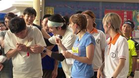 胡瓜(左起)的手被郭忠祐不小心砸傷。（圖／民視提供）