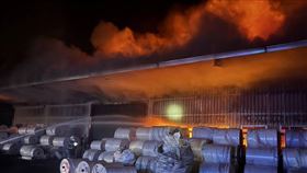 屏東鐵皮工廠大火，所幸無人受困。（圖／翻攝畫面）