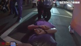 新北曾男開車沿街嬉鬧，不滿被刑警勸阻還嗆聲，最後被壓制在地。（圖／翻攝畫面）