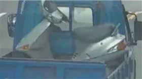 回收業者拖錯機車「整台拆解」 車主崩潰怒求償