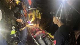 女登山客跌落神阿古道邊坡  南投消防順利救出南投縣消防局13日接獲報案，指12人登山隊由信義鄉神木村入山登神阿古道，下午返程行經古道2.5公里處，65歲余姓女子摔落約10公尺邊坡待救援，搜救人員晚間順利護送余女至阿里山監工區送醫。（南投縣消防局提供）中央社記者鄭維真傳真  113年10月13日