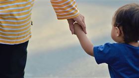 父子，牽手(圖／PIXABAY)