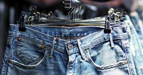 牛仔褲的金屬小釦子其實大有來頭。（示意圖／PIXABAY）

