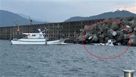 宜蘭一名簡姓男船長昨天（13日）清晨獨自出海捕魚，昨天下午3時許，海巡署南興安檢所人員發現簡男的漁船停滯在南方澳漁港北堤內側，不久後於船隻疑因破洞翻覆沉沒，簡姓船長則失蹤下落不明，海巡等相關人員目前正持續進行搜救中。