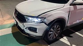 楊男停在路等轉彎，卻慘遭三寶撞上。（圖／警方提供）