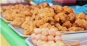 ▲每日必吃一包鹹酥雞，結果吃了一年後發現罹患大腸癌。（示意圖／unsplash）

