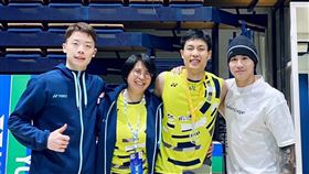 周天成開心奪冠 感謝「寒流組合」幫忙台灣羽球一哥周天成（右2）13日拿下BWF芬蘭北極羽球公開賽男單冠軍。他特別感謝楊博涵（右1）、劉廣珩（左1）、高敏珊（右2）全力幫忙。（高敏珊提供）中央社記者黎建忠傳真  113年10月14日