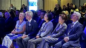 前總統蔡英文與捷克參議院議長維特齊比鄰而坐前總統蔡英文（左3）與捷克參議院議長維特齊（左2）比鄰而坐，13日晚間出席第28屆公元兩千論壇開幕晚會。中央社記者劉郁葶布拉格攝 113年10月14日