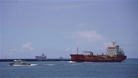 避開中共軍演  商船進入高雄港美國眾議院議長裴洛西（Nancy Pelosi）離台後，中國在台灣周邊展開實彈軍演，交通部4日已發布航運布告，請所有商船、漁船離開演習區域。圖為5日為避開中共軍演，距西南演訓地點較近的商船進入高雄港休息。中央社記者董俊志攝  111年8月5日