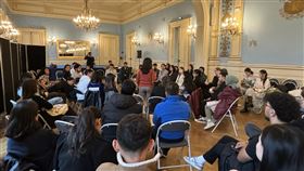 首屆國際維吾爾世俗青年大會巴黎舉辦首屆國際維吾爾世俗青年大會10到15日於巴黎舉辦，70位維吾爾青年齊聚，並邀請數十位學者、記者、政治人物演講。在抗中戰役上，各方希望台灣能出面凝聚維吾爾、西藏、香港運動。中央社記者曾婷瑄巴黎攝  113年10月14日