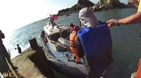 中國解放軍今天（14日）宣布展開「聯合利劍－2024B」圍台軍演，海巡署金門巡防區今早發現一艘橡皮艇航向我國離島猛虎嶼，一名陸籍偷渡客登陸後當場被逮捕。海巡署表示，相關人、船已押返金門料羅港調查，偷渡者身分及原因正由地檢署偵辦中。