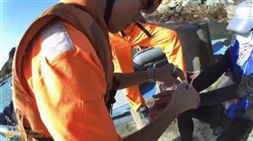 解放軍環台軍演之際，金門海巡帶回一名偷渡客。（圖／翻攝畫面）