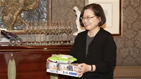蔡英文送泡麵、與布拉格留學生交流（圖／翻攝自蔡英文臉書）