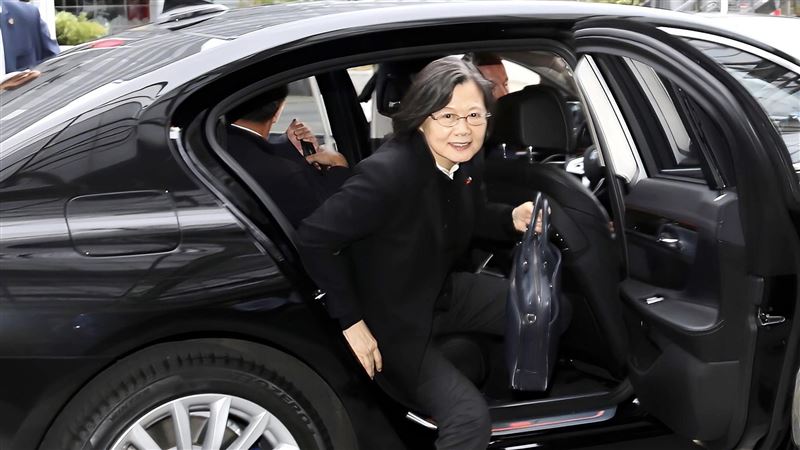 蔡英文出訪歐洲　1舉動驚呆：沒總統架子