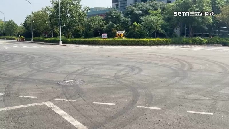 馬路當賽道！半夜「封路燒胎」居民怒