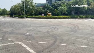 馬路當賽道！半夜「封路燒胎」居民怒