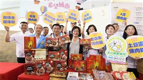 彰化爌肉飯節宣傳記者會彰化縣政府29日舉行記者會，宣傳彰化爌肉飯節活動，縣長王惠美（前中）邀請民眾依照爌肉飯美食地圖，品嘗美味爌肉飯，還可參加數位集章摸彩活動。中央社記者吳哲豪彰化攝  113年8月29日