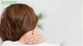 ▲ 現代人生活壓力大，時常處於緊繃狀態，若又長時間維持或反覆做相同姿勢，有可能讓「肌筋膜疼痛症候群」找上門。（示意圖／每日健康）
