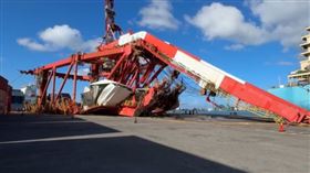 基隆港上的橋式機，不慎被撞倒，目前正緊急處置中。（圖／翻攝畫面）