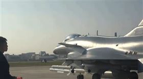 央視公開共軍演習最新畫面！遼寧號破曉起降　火箭炮、殲10全現身