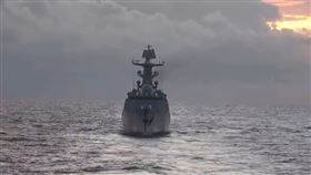 央視公開共軍演習最新畫面！遼寧號破曉起降　火箭炮、殲10全現身