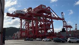 中國貨櫃公司新購的橋式機在進港過程中，A到港內原有的橋式機。（圖／翻攝畫面）