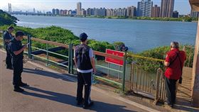 北市社子島單車休息站浮屍。（圖／翻攝畫面）