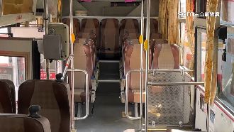 運將逼乘客坐下才開　公車停路中央爆爭執