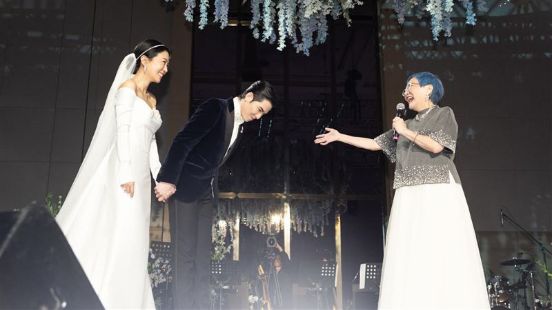 張小燕證婚蕭敬騰：婚姻像雙鞋　歌后自嘲